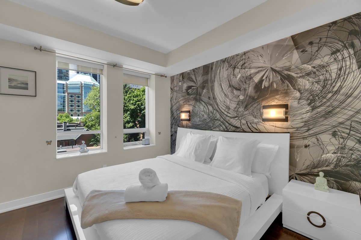 Luxe 3BR – 1560 sq.ft. CN Tower View, Safe, Bidet. gallery image 2