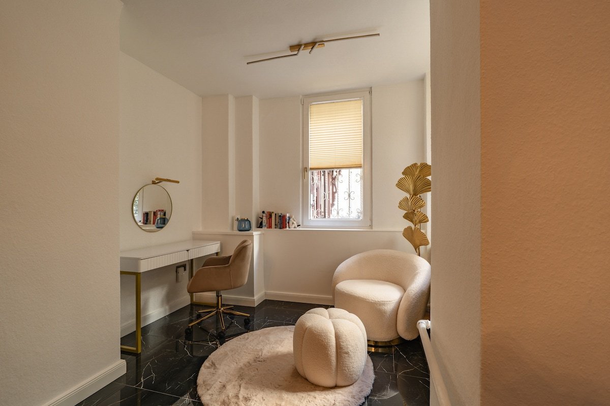 Ku’damm: Stilvoller 160 qm Altbau für 9 Personen gallery image 4