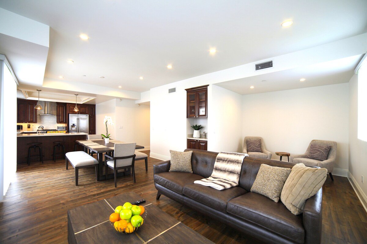 “Two Story Penthouse in Beverly Hills” gallery image 2