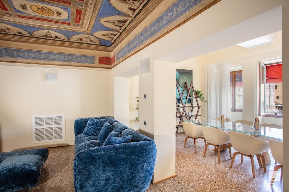 Urbanicooh Garisenda – Piazza Maggiore View gallery image 3