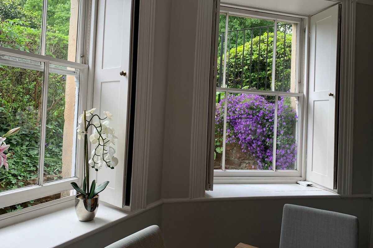 Beautiful 2 bedroom Garden flat with own parking gallery image 5