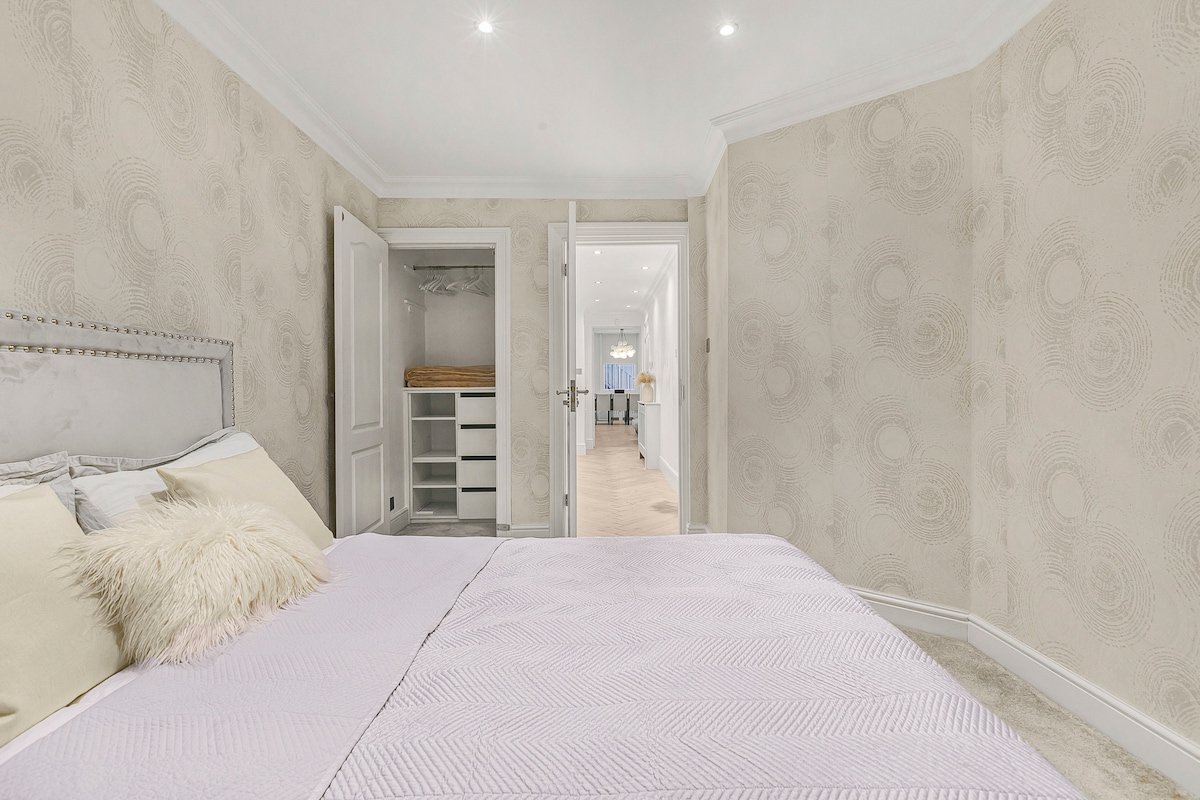 Knightsbridge 3-Bed | Next To Harrods with Patio gallery image 4