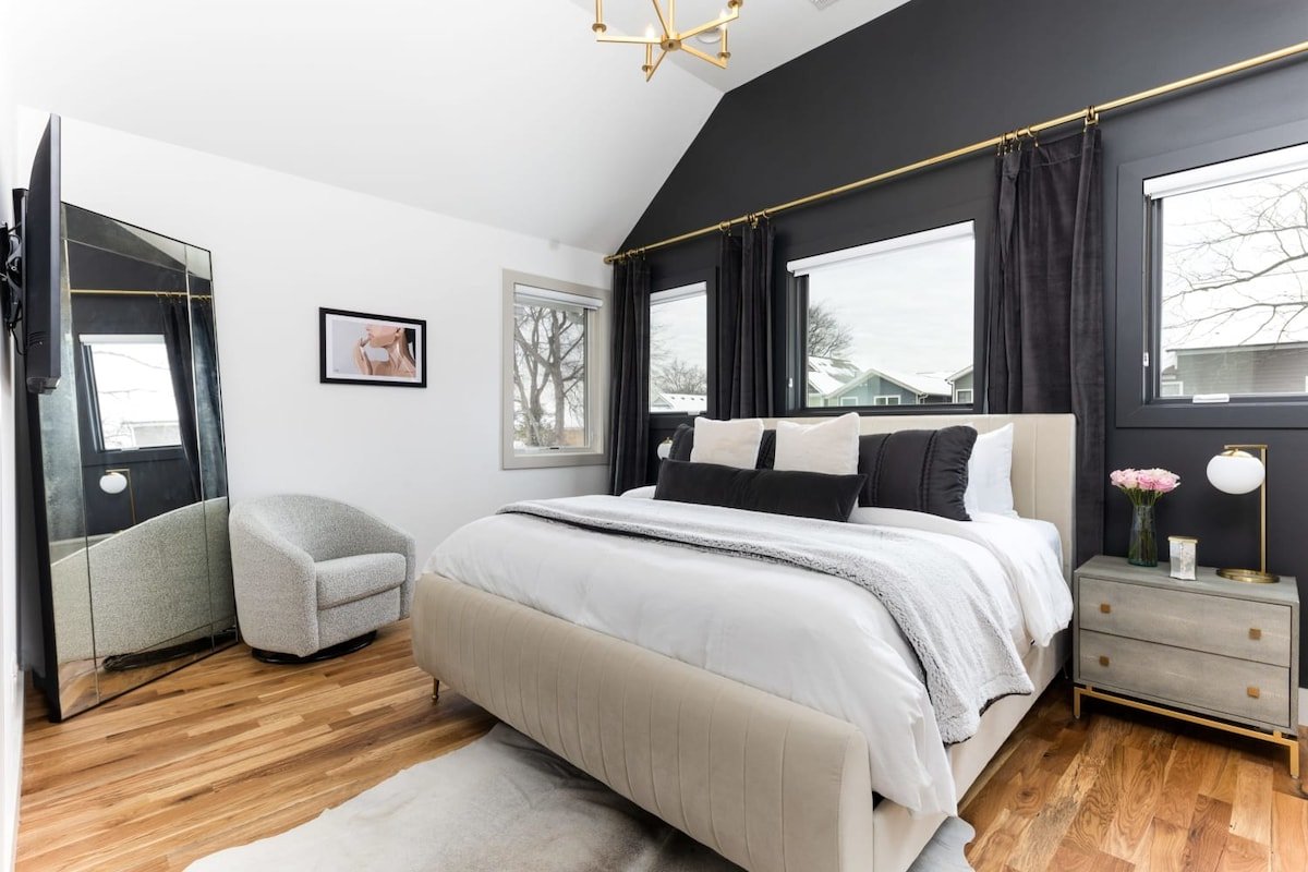 The White House – Hot Tub + 1.2 miles to Broadway. gallery image 5