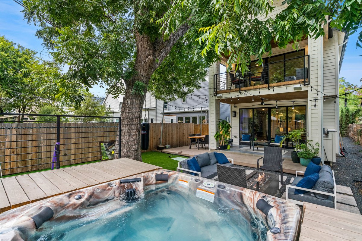 Hot Tub – Lux on 4th