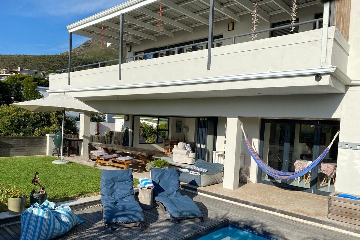 Llandudno Beach Walk. 2 min to beach. gallery image 2