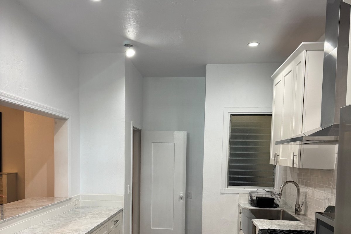 3 Bedroom 2 Bath Nob Hill Condo gallery image 5