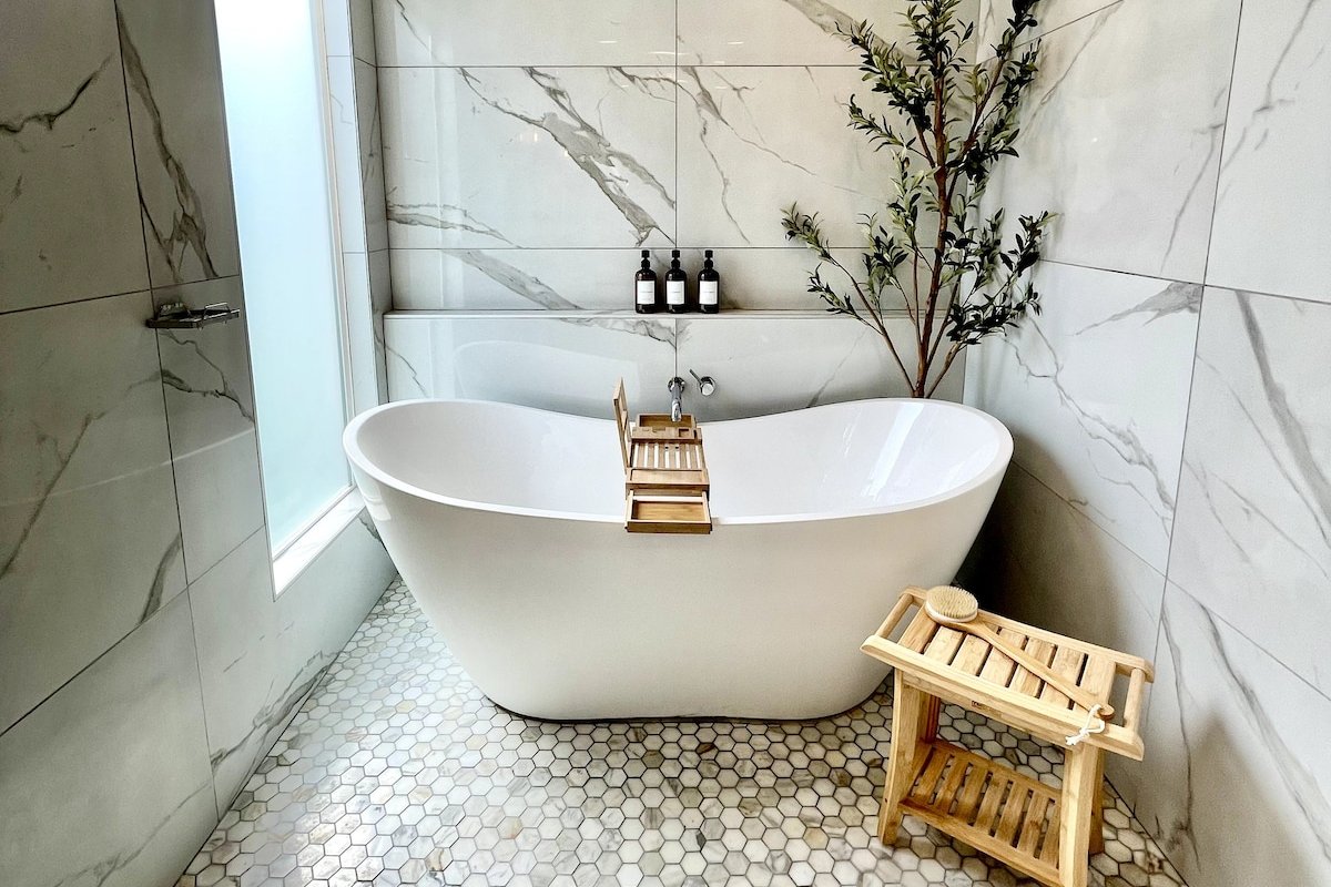 Naples Island rooftop hot tub bbq AC 2 car garage gallery image 3