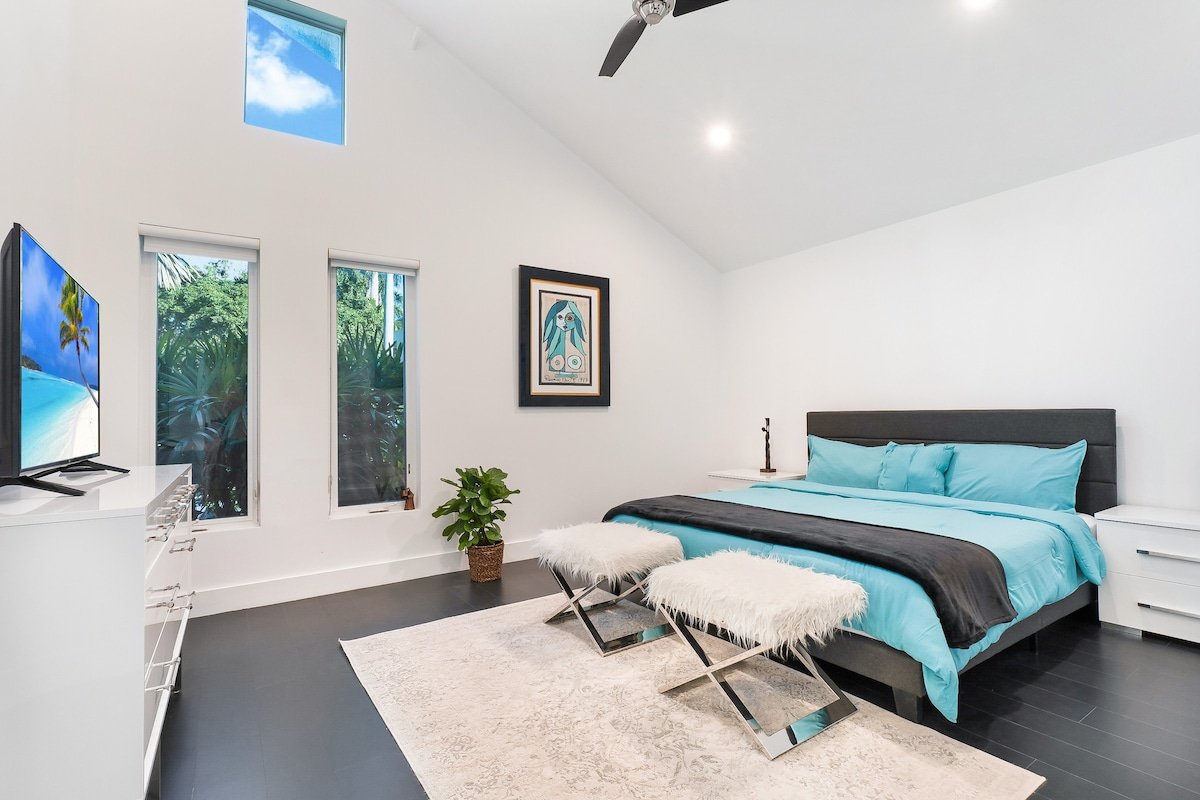 Bayfront Escape Poolside Luxury Villa with Sunset gallery image 4