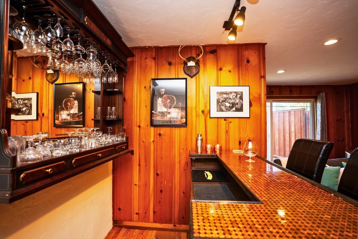 Cheerful 3BR | Bar, Jacuzzi & Kids Treehouse gallery image 4