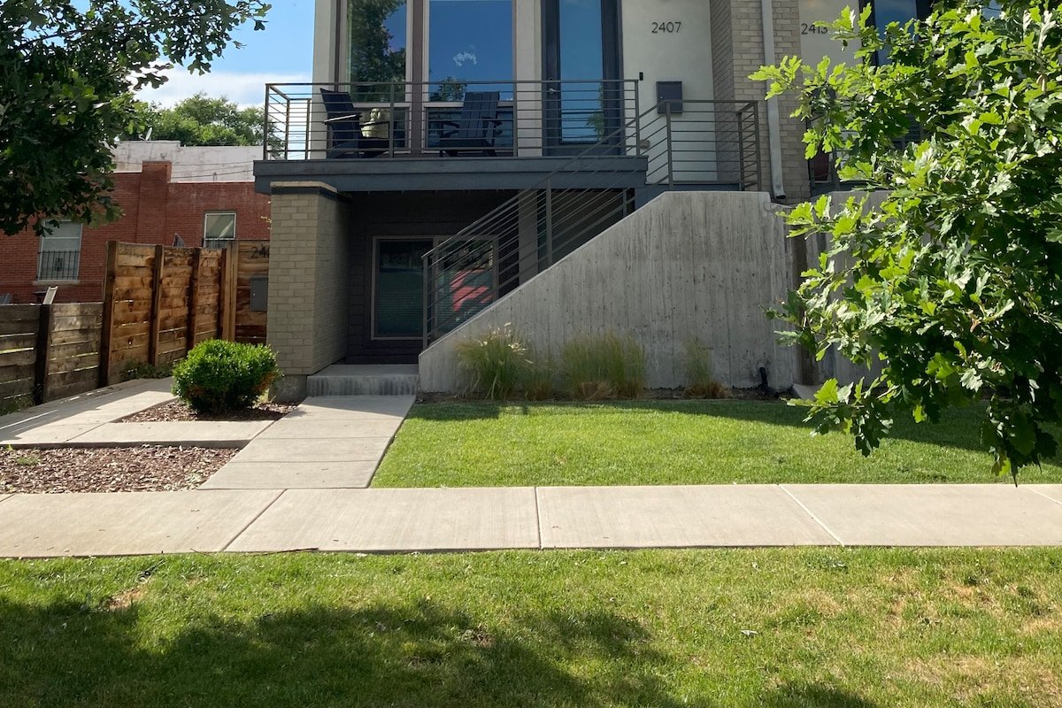 Upscale Townhome w/ Stunning Rooftop Views gallery image 3