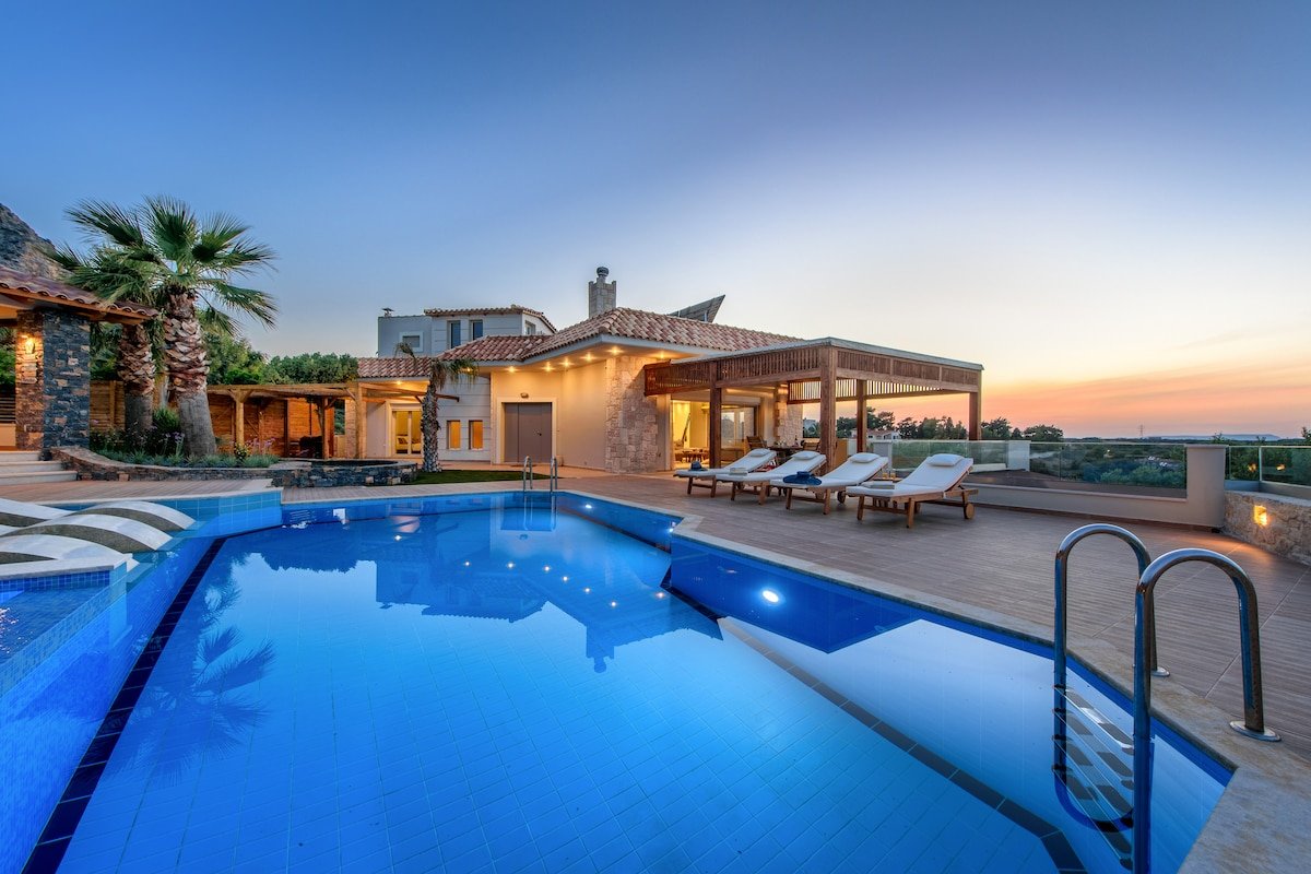 Villa Belle Helene, 4 bedrooms, pool, Jacuzzi gallery image 3
