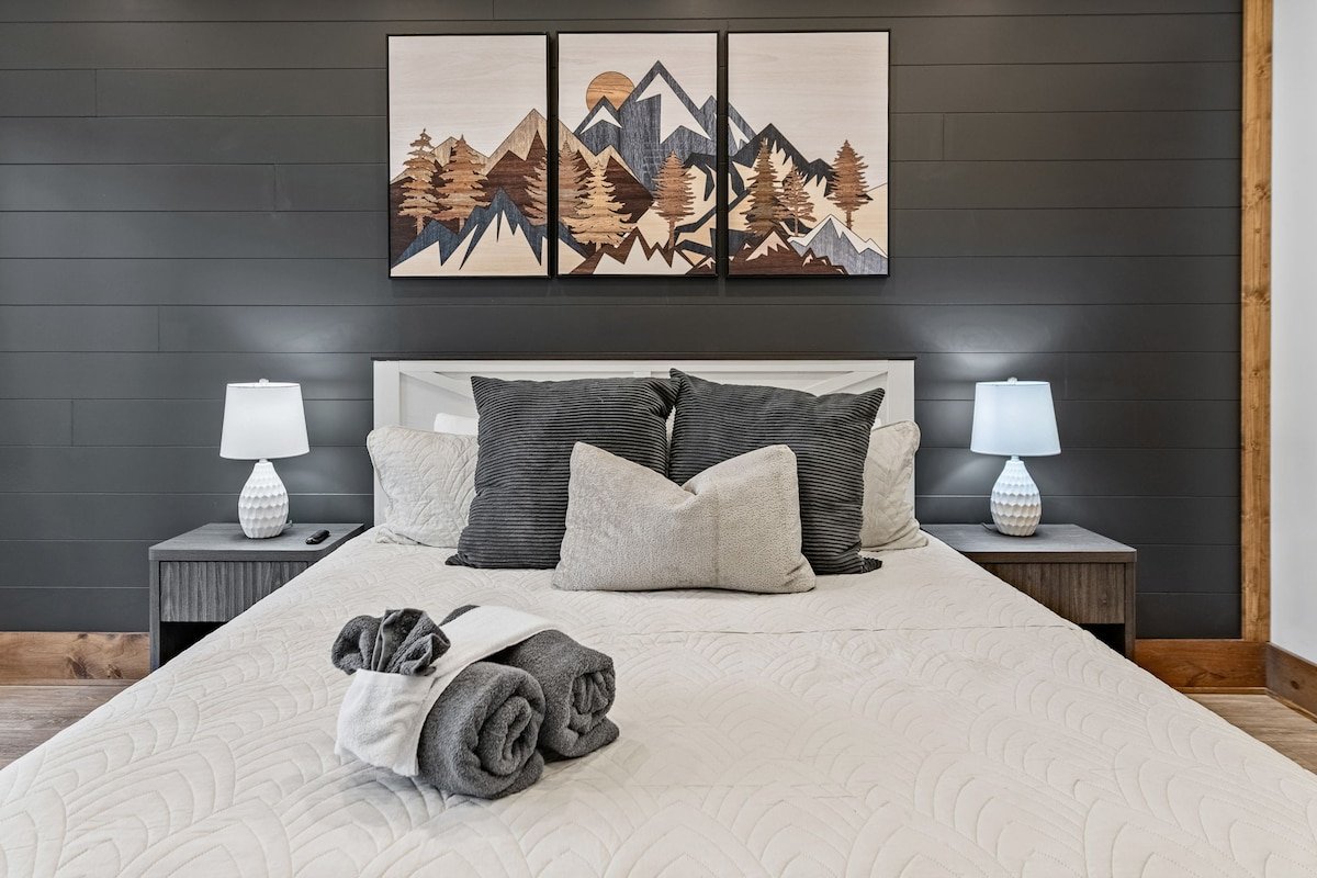 LUXE Chalet! Hot Tub, Sauna, Arcade, 3 King, Creek gallery image 3