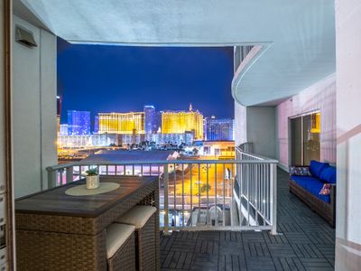 2100 SqFt Penthouse Suite : Strip Views! POOL GYM