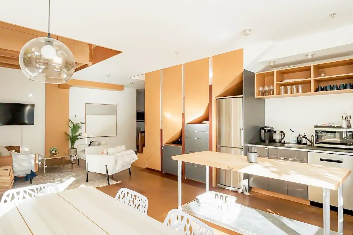 Stylish Seattle Eco Loft | 5BR + City Views gallery image 4