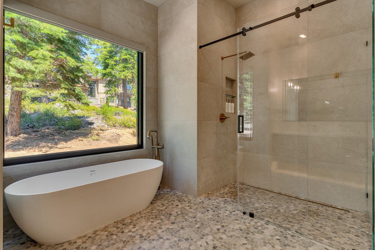 Luxury Home Designed to Perfection! (Lift & Tee) gallery image 2