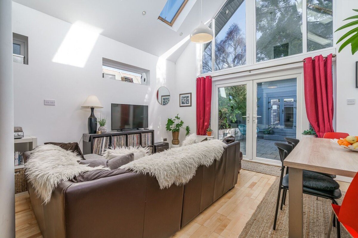 Large Dublin home, 2 mins to Sea/Dart/Aircoach. gallery image 4