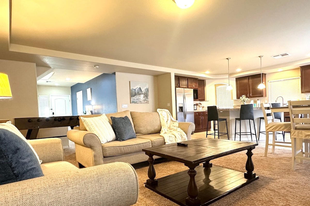 Comfortable house 5BD 3.5BA 3STORY 10BEDS 16 SLEEP gallery image 2