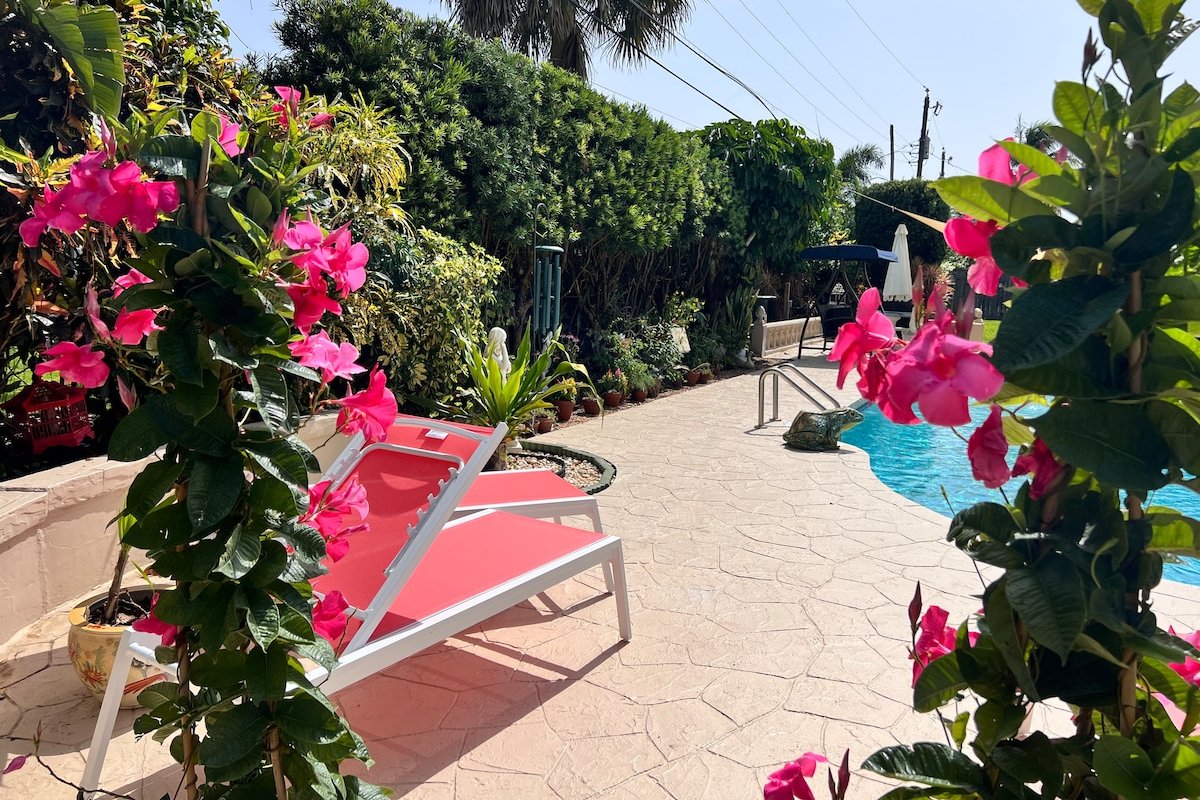 4/3 Heated Pool Butterfly Garden Screened Patio gallery image 3