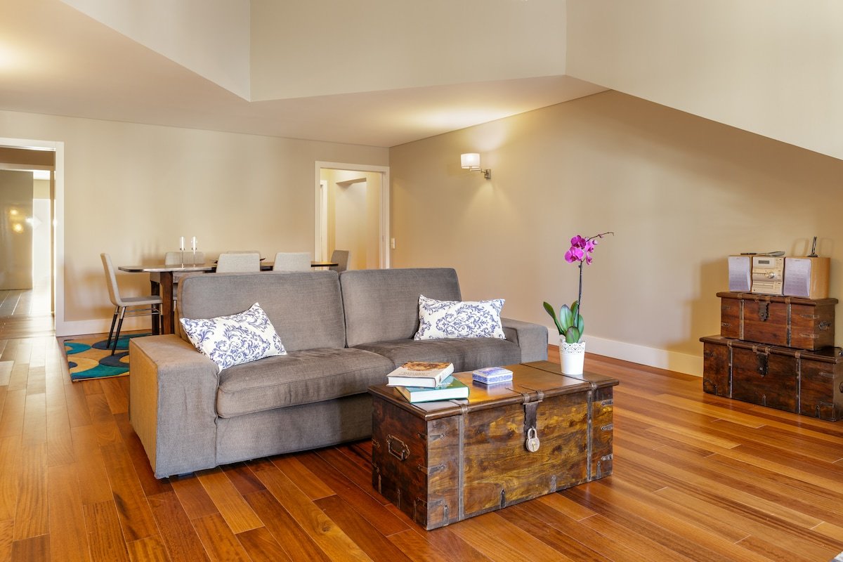 Spacious top floor apartment in the heart of Porto gallery image 4