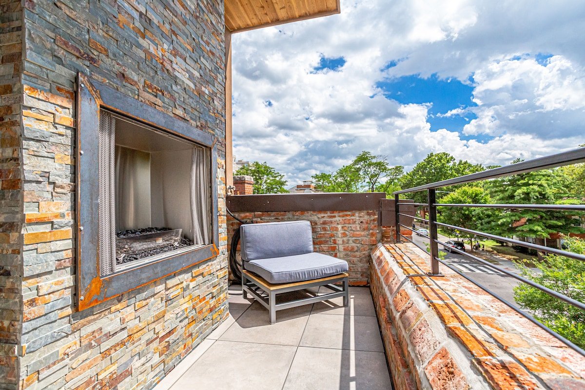 Fall escape: 3BR/3BA, rooftop views, near Metro gallery image 3