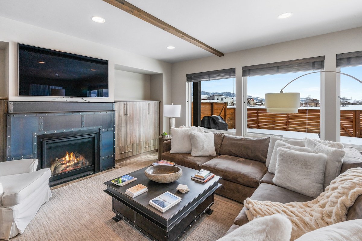 Luxury Townhome w/Big Sky Views gallery image 3