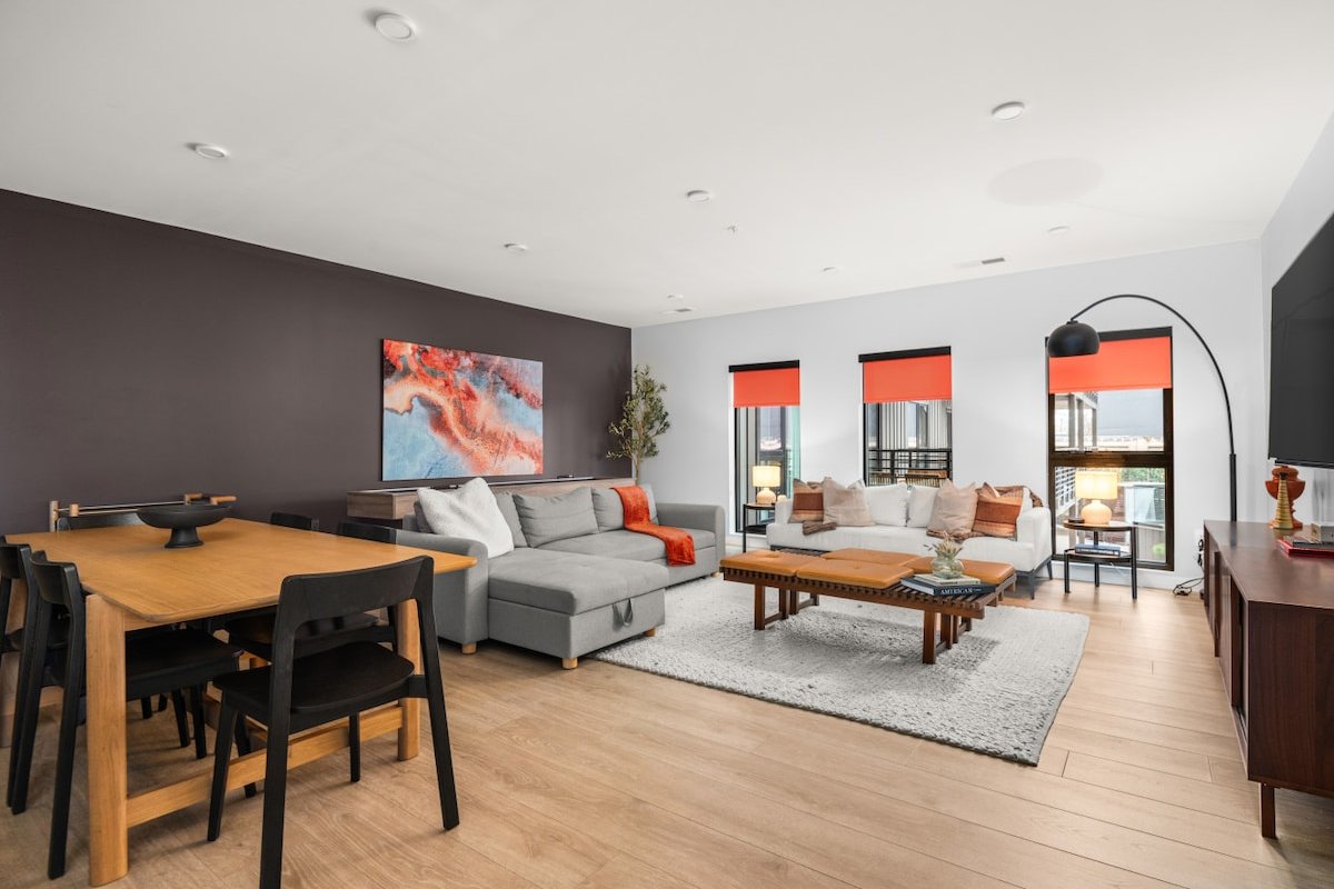 The Socialite – Spacious Retreat| Walk to Broadway gallery image 5