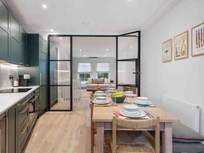 Elegant split level High St Ken Apt with Terrace