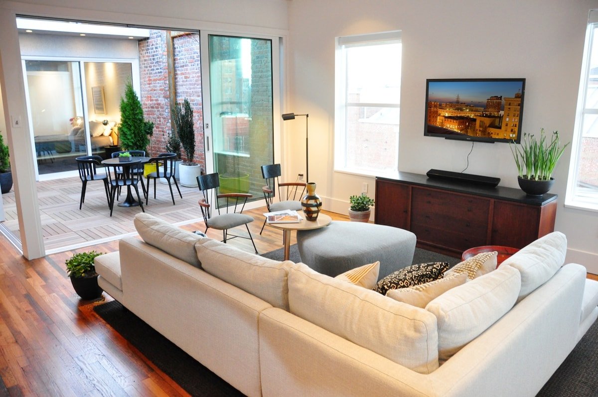 Central Downtown Luxury Contemporary Residence 301 gallery image 3