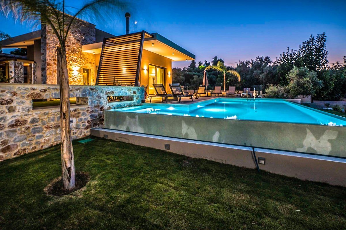 3′ to Beach/8 Bedrooms/ 2 Pools/ Game Rooms / Gym gallery image 4