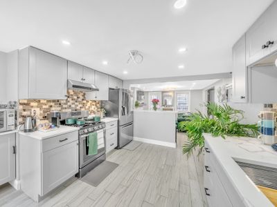 3 Bedroom Duplex w Large Backyard