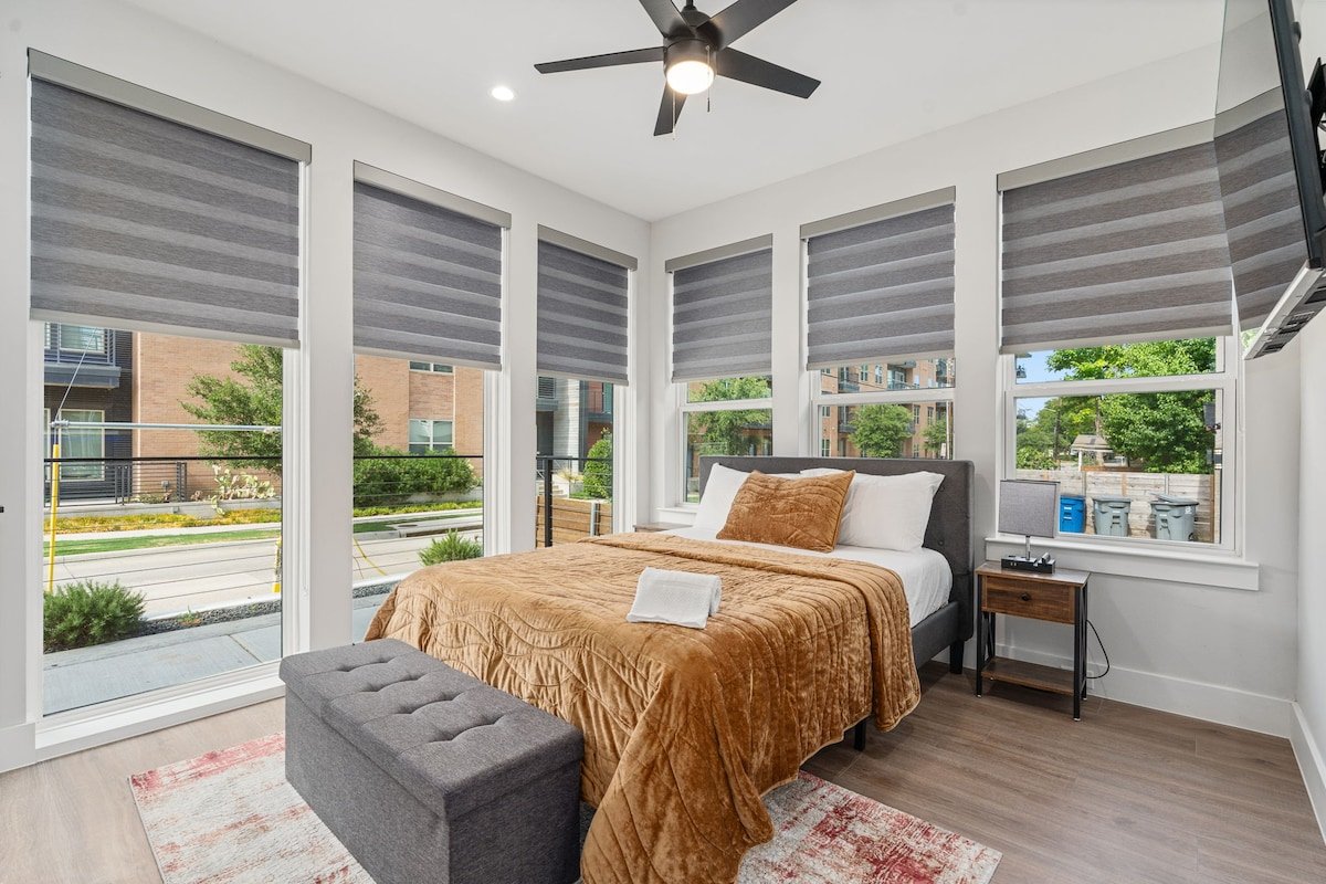 Luxurious Newly Built 5 BR 6 Bath Home w/ Rooftop gallery image 5