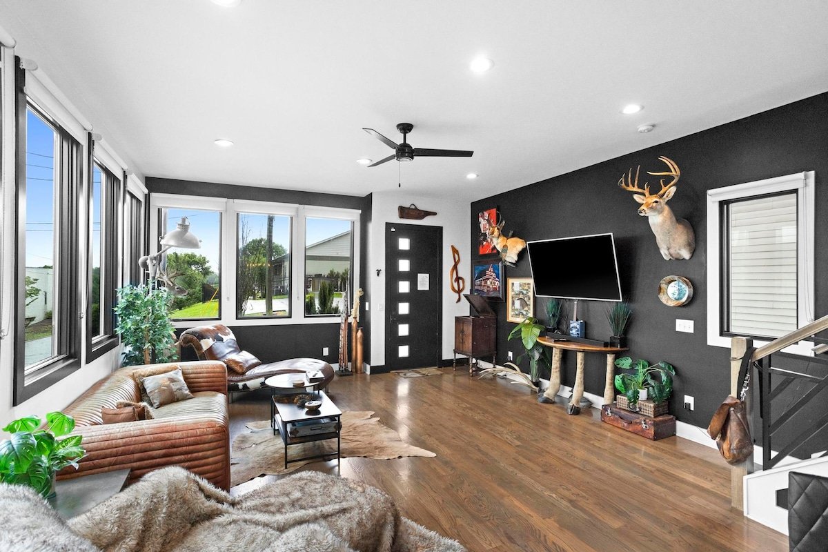 Downtown Jungle! •Exotic, Unique, Bold• 7 min 2 DT gallery image 4