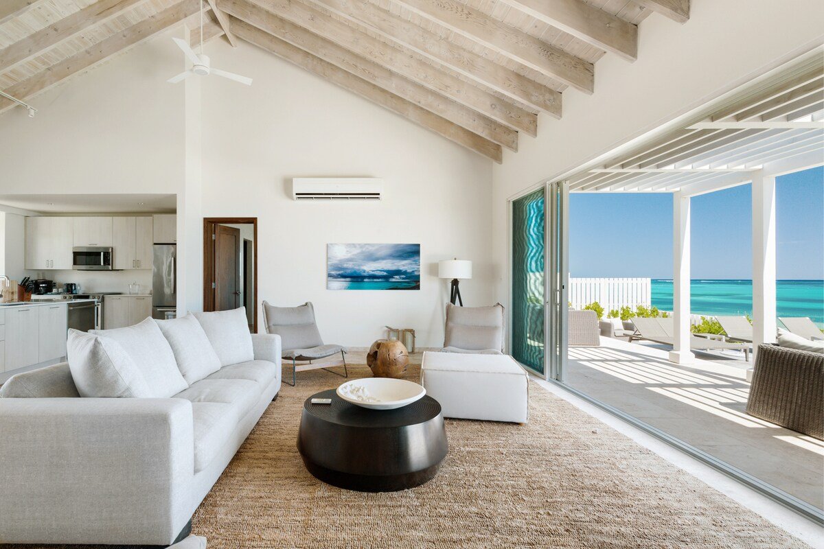 Four Bedroom Beachfront Villa gallery image 4