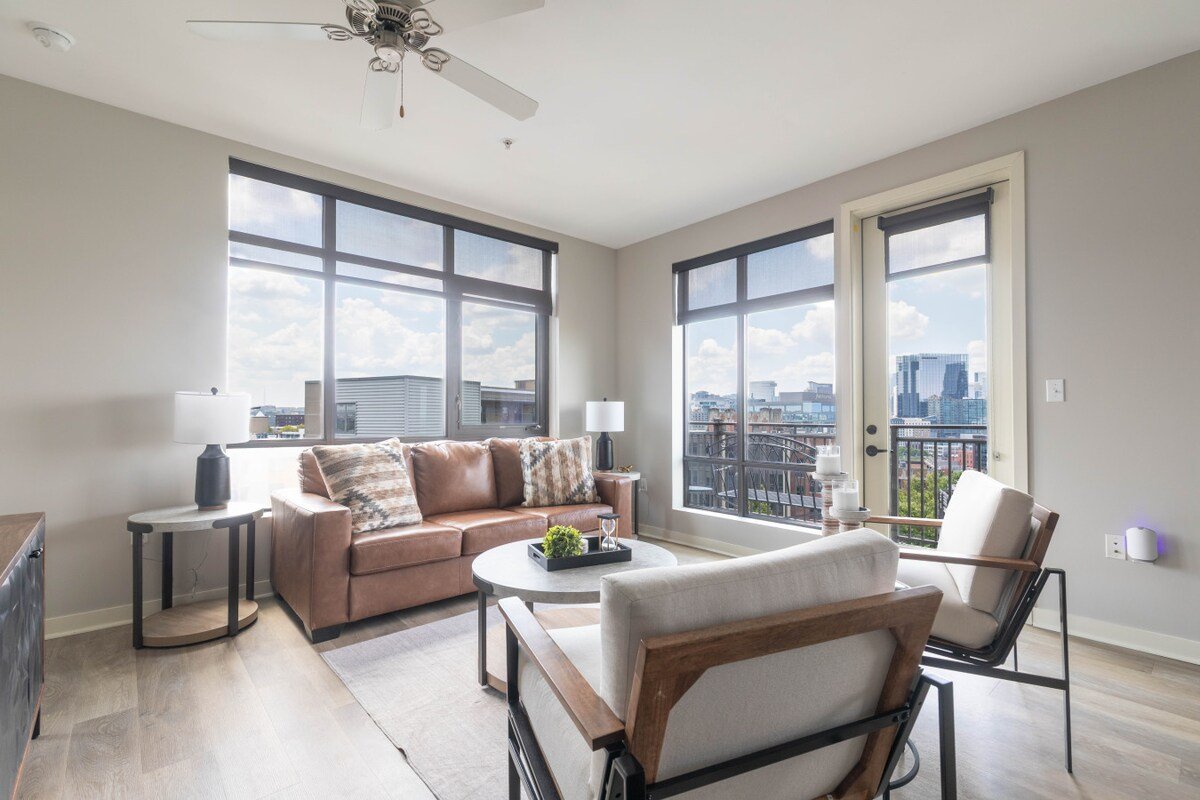 Luxurious large Downtown Top Floor 2bd2bth #621 gallery image 3