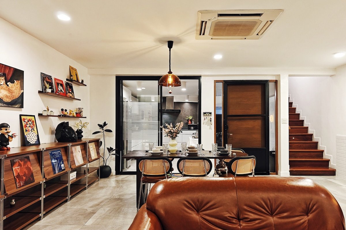 The Hidden Gallery 5-Bed art villa Netflix Vinyl gallery image 5