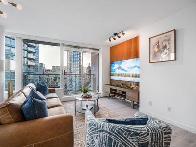 DT Luxury Apt. w/ Free Parking | Pool | HotTub