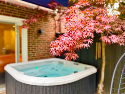 Chic Oasis – Hot Tub/Free Parking/5 min to Subway