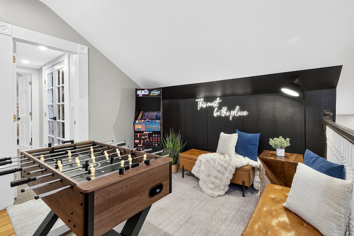 Harvard Sq 4BR Loft with Free Parking & Charm gallery image 2