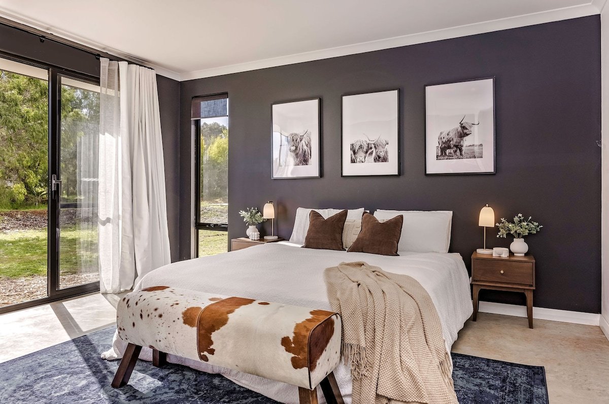 Bluegum Hideaway- luxury, aircon, 2xkitchen/living gallery image 4