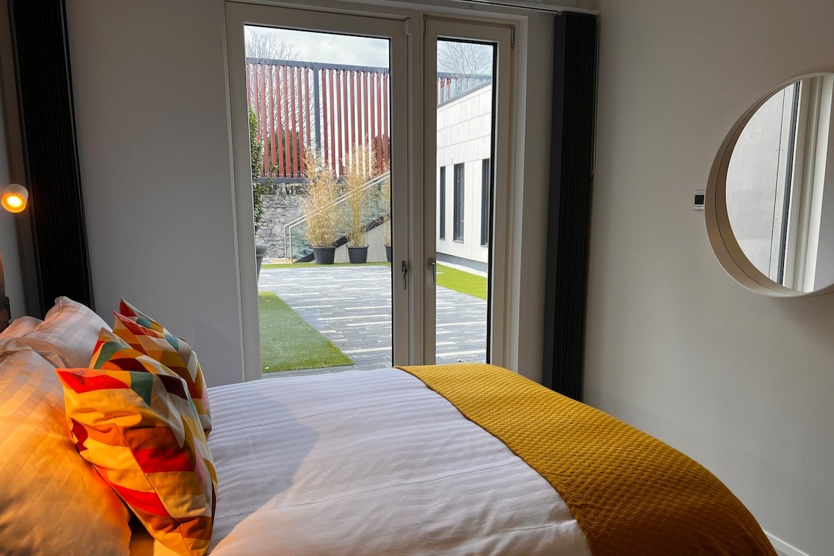 Modern Courtyard Apartment gallery image 3