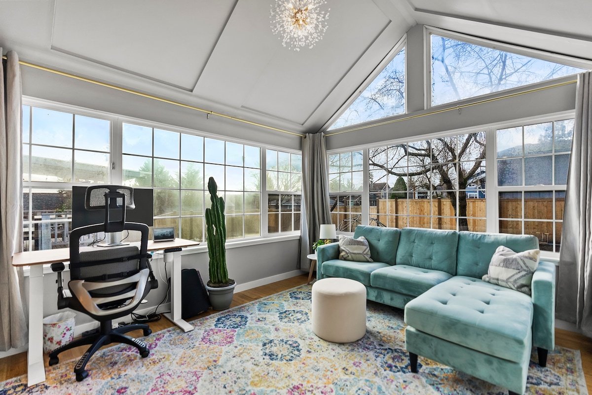 Modern 4BD home in Ballard with A/C, pet-friendly gallery image 2