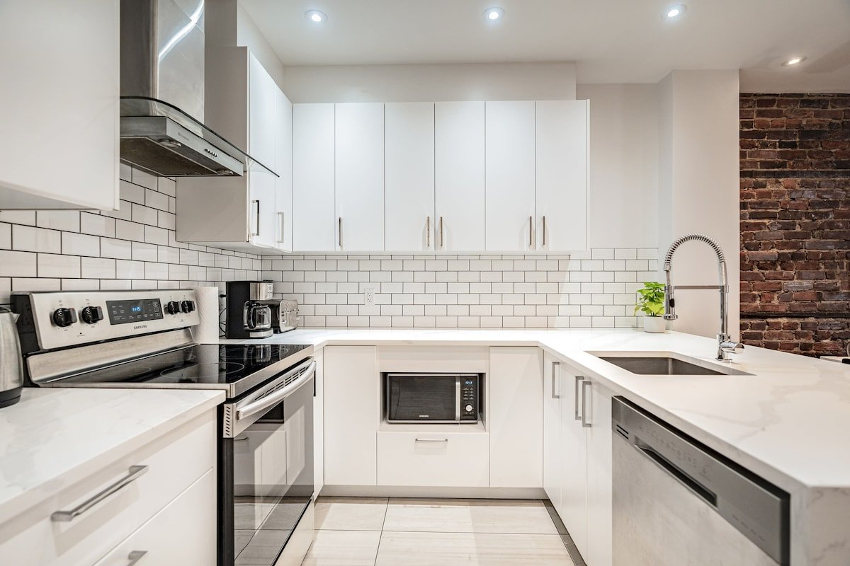 Vibrant Le Plateau Escape for Groups Near Metro gallery image 4