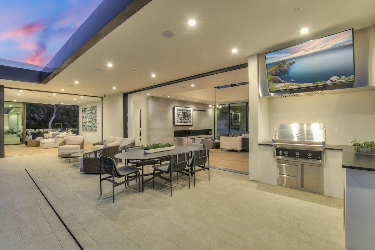 Above Accolade I Luxury Services I Pool/Spa I Saun gallery image 5