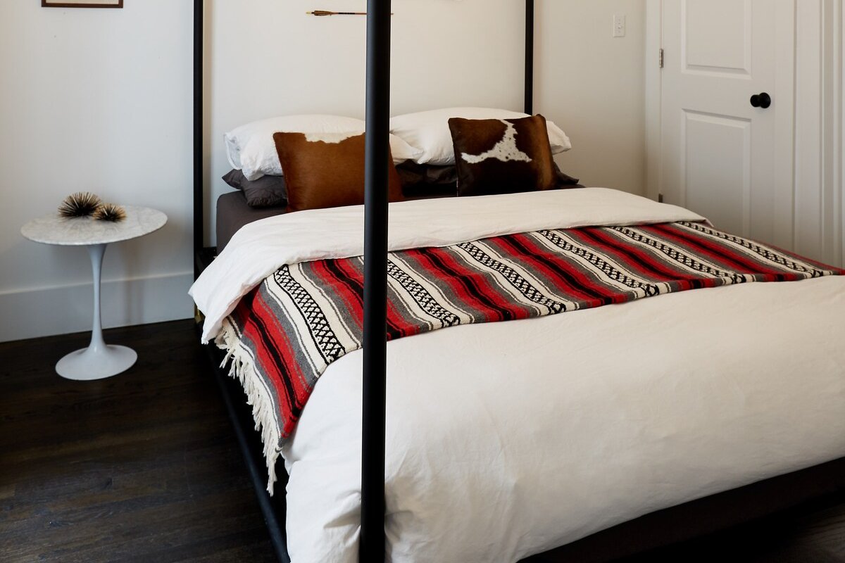 Southwestern 8 Bed 4 Bath Estate Parking + Yard gallery image 4