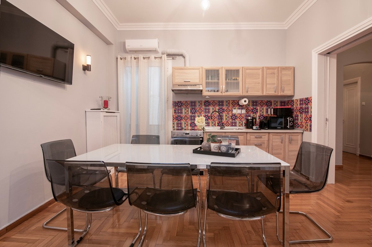 AthensHomes Syntagma Spacious Suite 5Br/2.5Ba gallery image 3