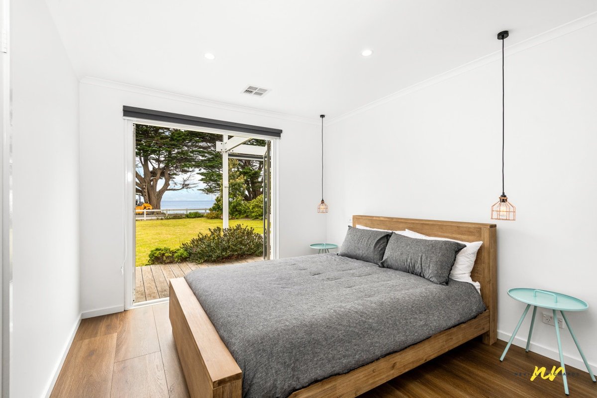 The Esplanade- Beach front, Luxury, Sleeps 8, gallery image 4