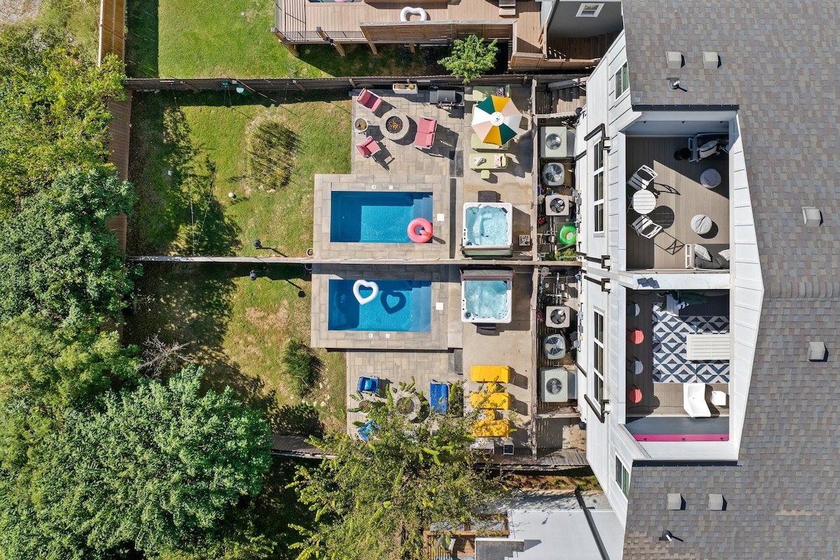 Nashville Mega House! Pool, Hot Tub, Sleeps 20 gallery image 3