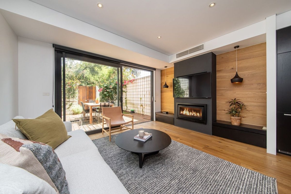 Mister Montague gallery image 2