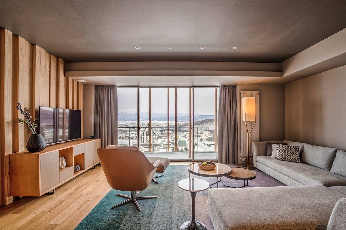 Fenix Furano: Scenic 3BR Ski-in Ski-out Penthouse