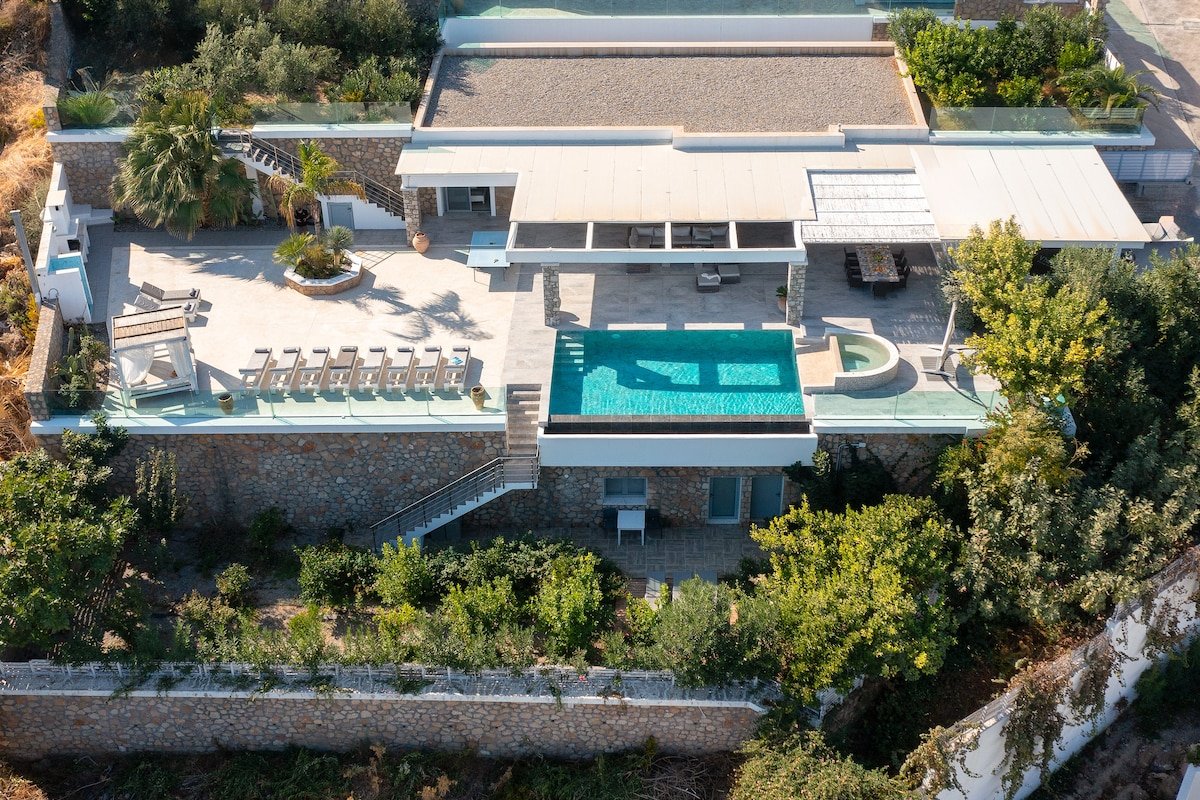 Modern Luxury Villa gallery image 2